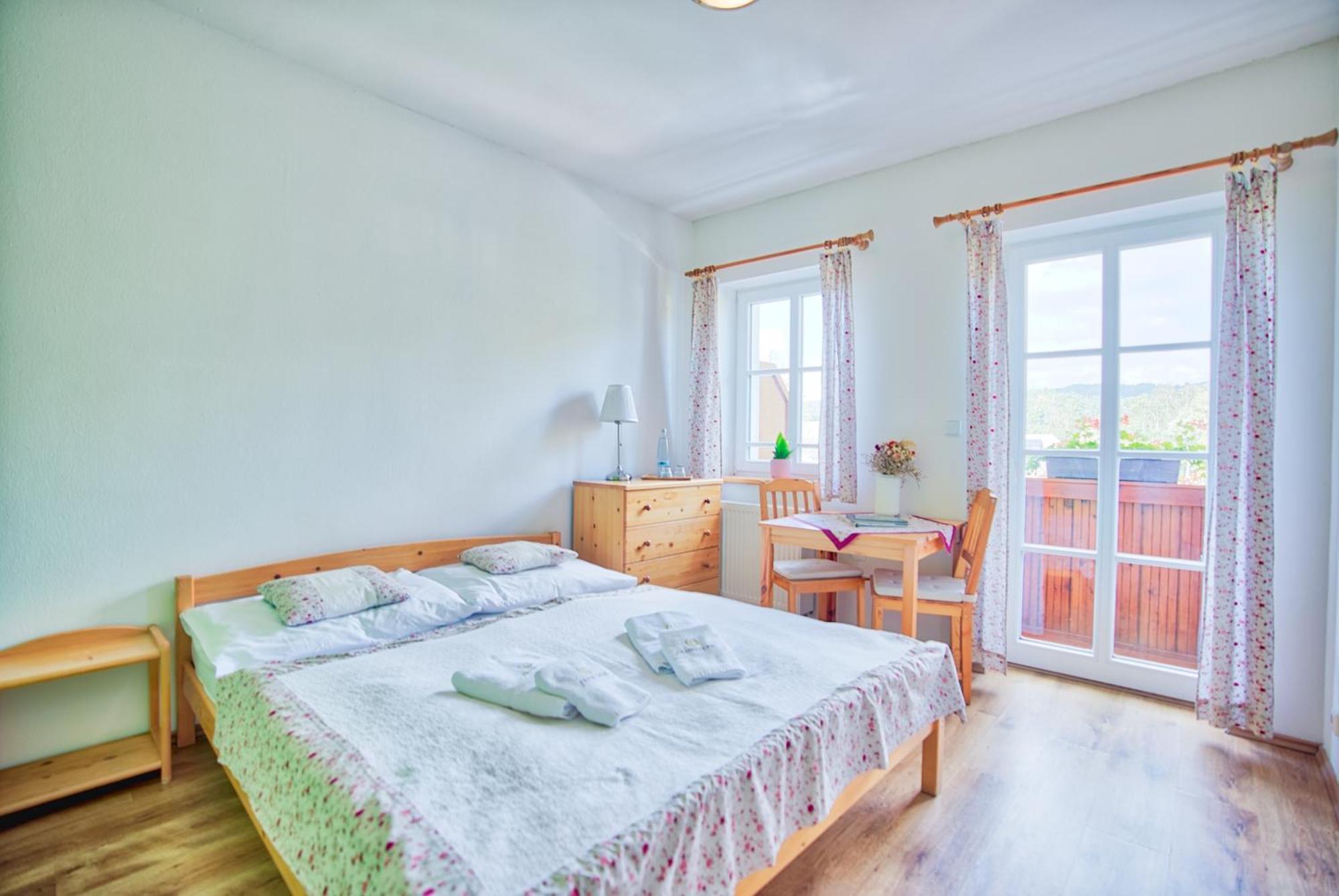 Penzion Pivnice - Jitravsky Dvorec Rynoltice Exterior foto
